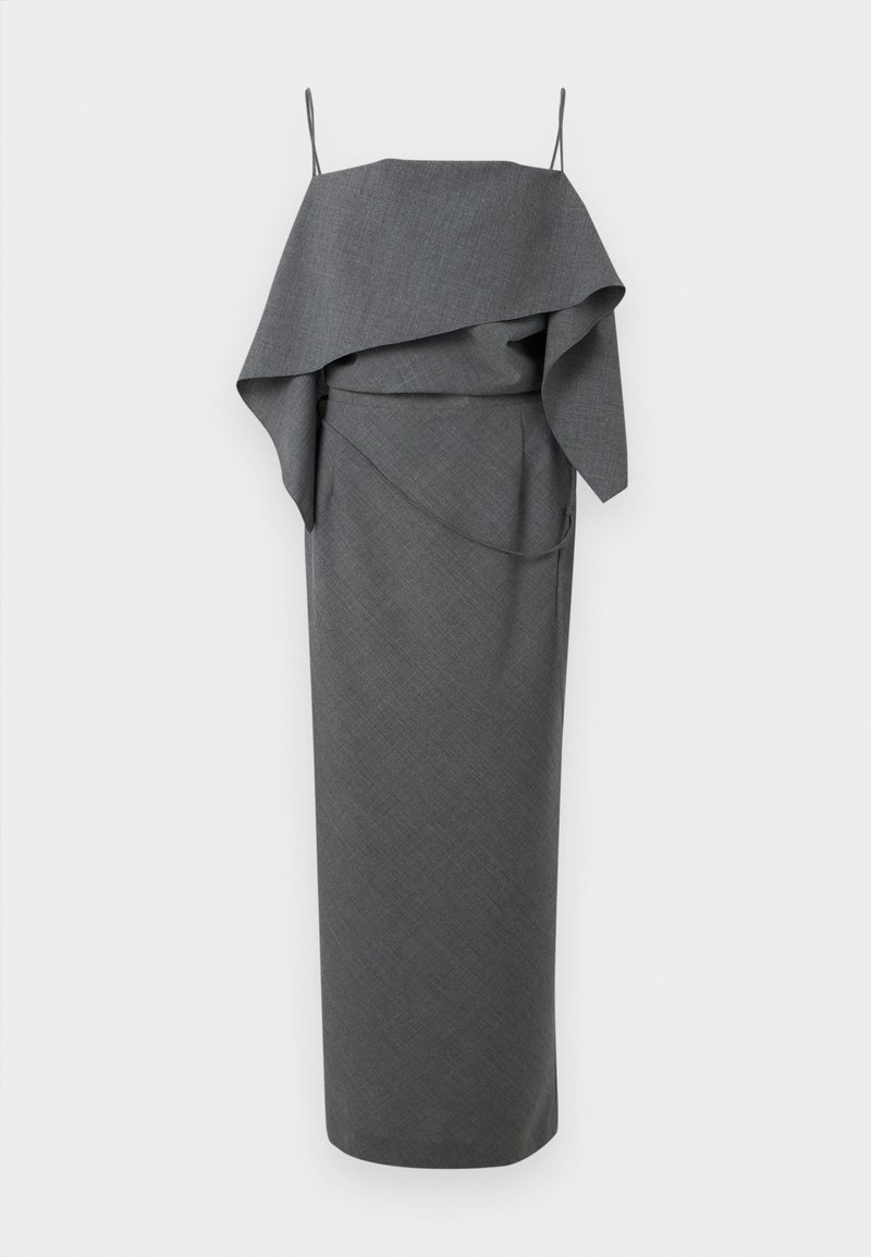 Robe grise avec un design à volants superposés au niveau du décolleté, fines bretelles et silhouette ajustée. Fabriquée en tissu texturé avec une finition lisse.