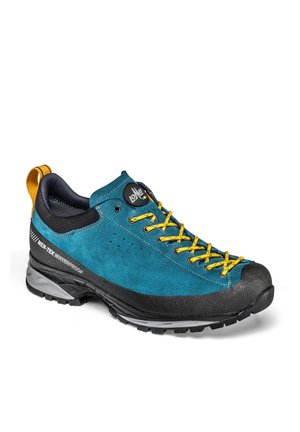 Zapato de senderismo azul con cordones amarillos, suela negra, etiqueta impermeable MER-TEX y lazo amarillo en el talón sobre fondo blanco.