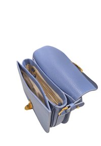Borsa a mano in pelle blu a granuli con hardware dorato, patta superiore, due scomparti e una tasca con zip all'interno. Finitura liscia eTEXTURIZZATA.