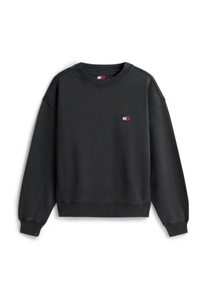 Svart sweatshirt i mjukt tyg, med ribbat rundhals, långa ärmar och en liten logotyp i röd, vit och blå på bröstet.