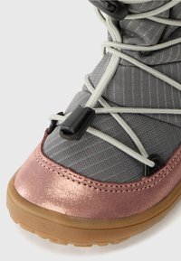 Grijze stoffen laars met een metallic roségoudneus, elastische veters en rubberen zool. Getextureerde sluiting met contrasterende kleuren en stikdetails.