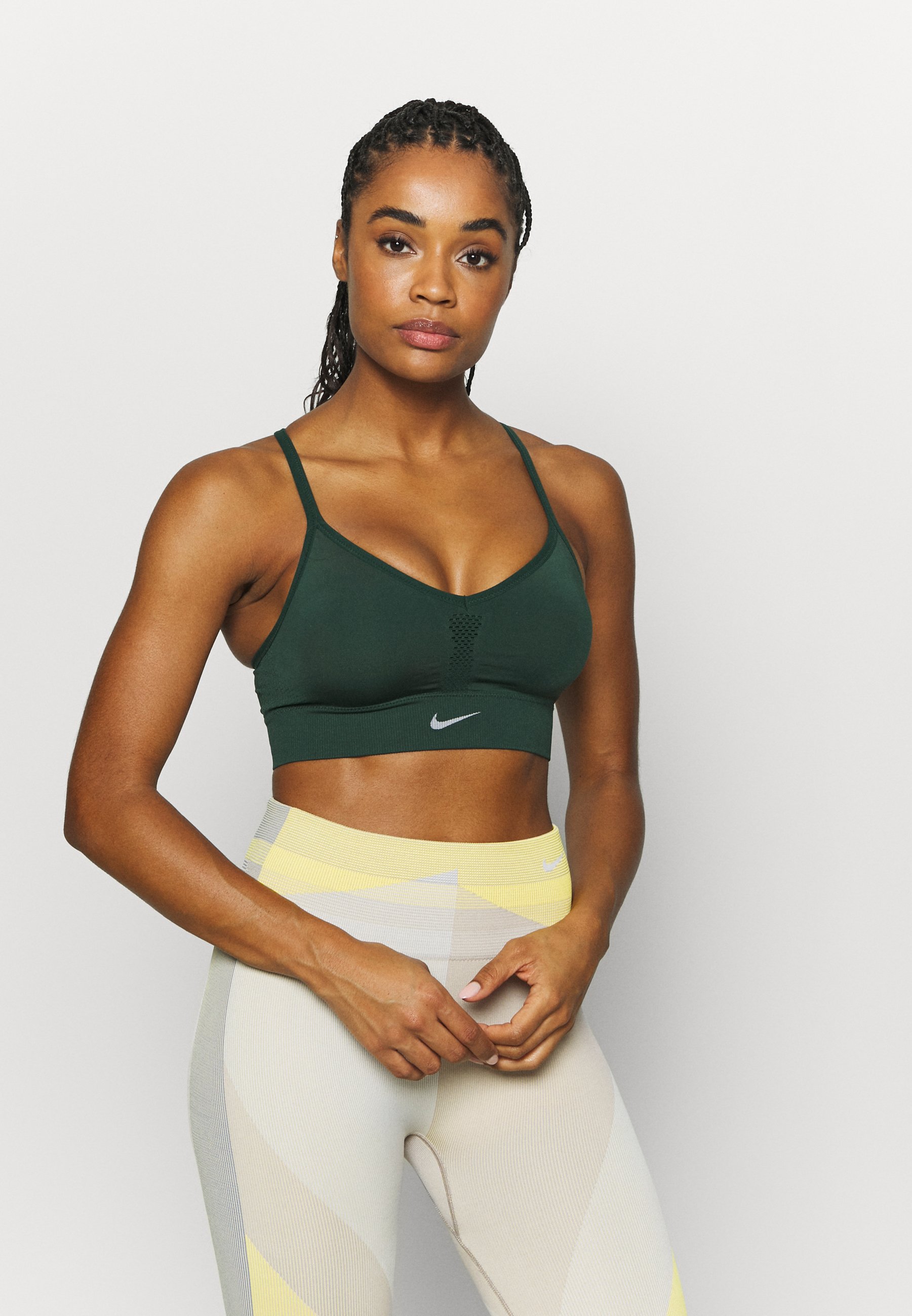 Nike Performance INDY SEAMLESS BRA - Light support sports bra - pro  green/white/dark green - Zalando.ie