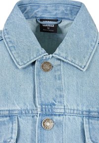 Jachetă din denim de culoare albastru deschis, cu guler ascuțit, nasturi metalici argintii și cusături vizibile. Eticheta indică "Urban Classics", mărimea M, fabricată în Pakistan.