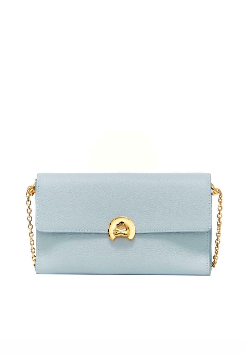 Hellblaue Leder-Clutch mit glatter Textur, goldenen Hardware-Details und einer Kettenriemen. Verfügt über einen Klappverschluss mit einem runden Verschluss.