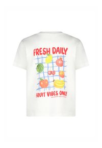 Camiseta blanca de algodón con ilustraciones coloridas de frutas y texto: "FRESCO DIARIAMENTE" y "SOLO VIBRAS FRUTALES", con un fondo de patrón de cuadrícula.