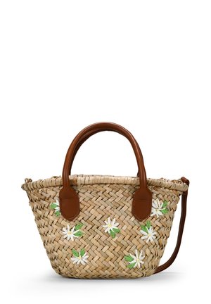 Bolso de paja tejido con asas de cuero marrón, pequeñas flores blancas bordadas con hojas verdes y una correa para el hombro desmontable.
