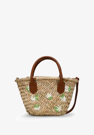 Bolso de paja tejido con asas de cuero marrón, pequeñas flores blancas bordadas con hojas verdes y una correa para el hombro desmontable.
