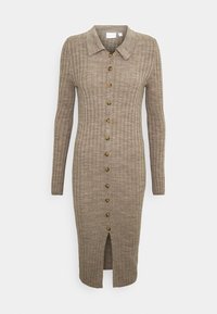 Koftklänning i ljusbrunt med långa ärmar, ribbad struktur, knäppning fram och en medellång slits vid fållen.