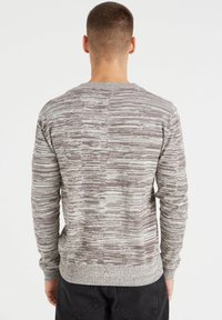 Suéter gris de punto con un patrón texturizado, cuello redondo y puños y dobladillo acanalados. Fabricado en una tela suave, presenta un diseño de rayas horizontales.