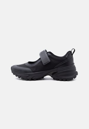Calvin Klein HIKE RUNNER SLIPON - Športni copati - triple black