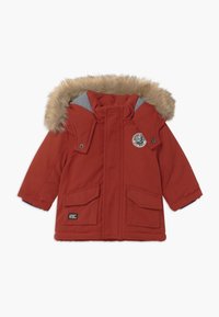Giacca invernale rossa con cappuccio in pelliccia sintetica, fodera grigia, chiusura con bottoni a pressione, due grandi tasche frontali e una patch decorativa sul petto.