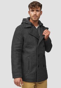 Grijze wollen peacoat met een dubbelzijdig ontwerp, grote revers en twee zijzakken. Het interieur heeft een grijze gebreide capuchon voor extra warmte.