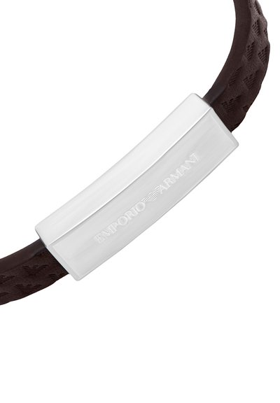 Bracelet en cuir marron avec un motif texturé, présentant un accent en métal de couleur argentée estampillé "Emporio Armani".