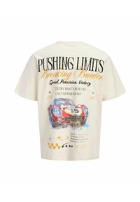 Merevalge t-särk, millel on vintaažpunase võidusõiduauto illustratsioon, suurelt kirjutatud tekst "Pushing Limits Breaking Barriers" ning tagaküljel võidusõiduteemalised dekoratiivsed elemendid.