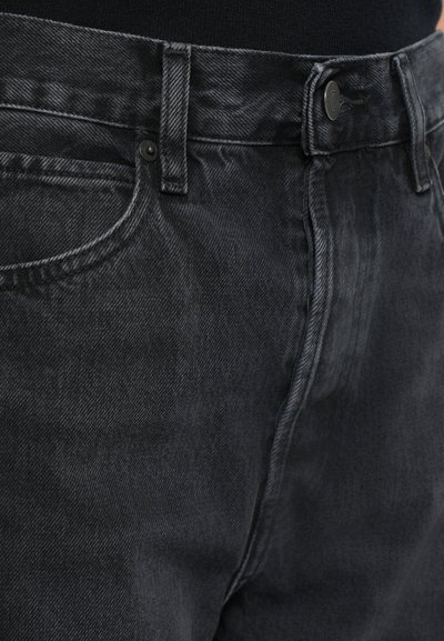 Mørkeblå denimjeans i en tekstureret stof, med en knaplukning og forreste lommer. Designet er klassisk med en lige benudskæring.