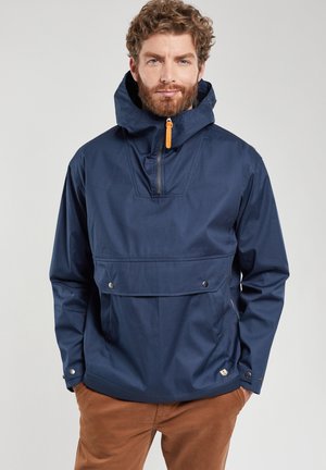 Veste à capuche de couleur bleu marine avec fermeture éclair à l'avant et accent orange. Elle possède une poche inférieure avec des boutons-pression et une texture lisse.