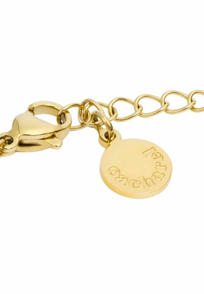 Cadena de metal dorado con un cierre de langosta, que presenta una etiqueta redonda grabada con "cacharel" y una superficie lisa y pulida.