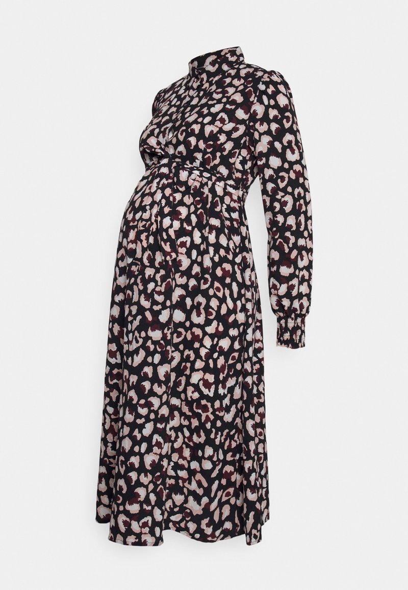 Gravidklänning i svart tyg med ett leopardmönster i rosa och krämfärgat. Har långa ärmar och en draperad midja för bättre passform.