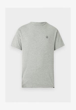 Γκρι κοντομάνικο βαμβακερό μπλουζάκι με στρογγυλή λαιμόκοψη και μικρό μαύρο λογότυπο στο αριστερό μέρος του στήθους. Απλός σχεδιασμός.