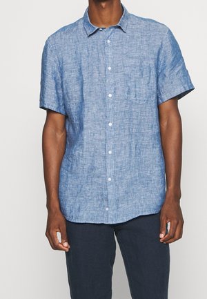 Chemise à manches courtes en lin bleu clair, avec un design à boutons, un col et une poche poitrine. Tissu texturé avec un tissage subtil.