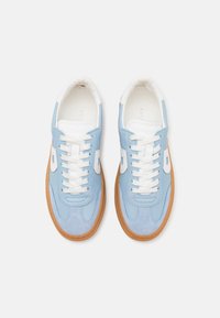 Sneaker azzurro chiaro con lacci e dettagli bianchi. Realizzati in suede e pelle, presentano una suola in gomma e pannelli testurizzati.