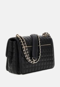 Bolso de mano de cuero negro acolchado con cadena y bolsillo con cremallera, de forma rectangular y diseño texturizado y estructurado.