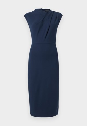 Robe midi bleu marine sans manches avec encolure haute asymétrique et plis subtils sur le corsage, taille cintrée, jupe droite.
