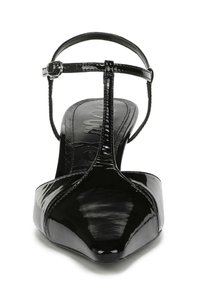 Zwarte gepatineerde leren sandaal met hak, met een spitse neus, een enkelbandje en een glanzende afwerking. Platte zool met een gestructureerd binnenwerk.