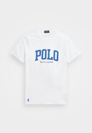 Camiseta de algodón blanca con texto azul "POLO" y "RALPH LAUREN" en letra más pequeña. Incluye un pequeño logo azul en el dobladillo izquierdo.