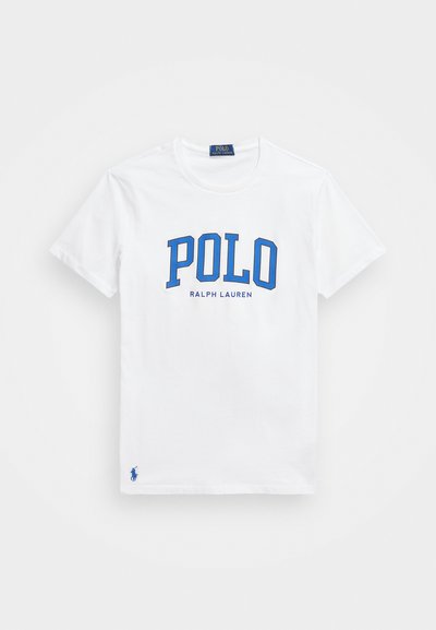 Bela bombažna majica s plavim napisom "POLO" in "RALPH LAUREN" v manjšem tisku. Vključuje majhen modri logotip na levem robu.