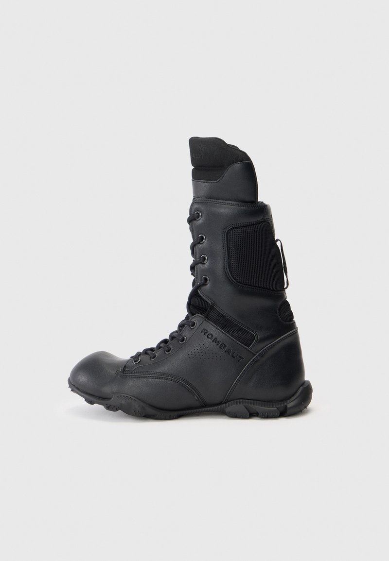 Botte montante noire en cuir texturé, devant à lacets, panneau en maille respirante et semelle en caoutchouc avec des détails de traction. Logo Rombaut visible.