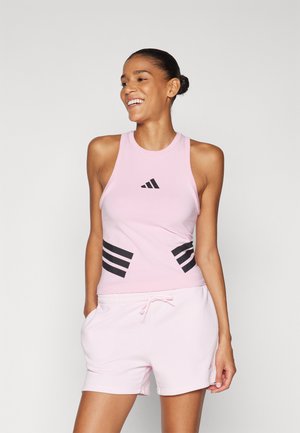 Lys rosa trenings-topp med svart adidas-logo og tre svarte striper; kombinert med matchende lys rosa shorts med elastisk midje.