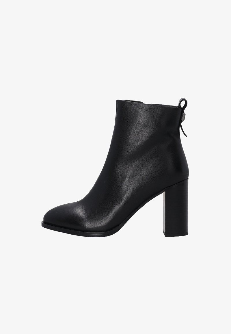 Schwarzlederne Knöchelstiefel mit Blockabsatz, runder Zehenform und Zuglasche hinten.