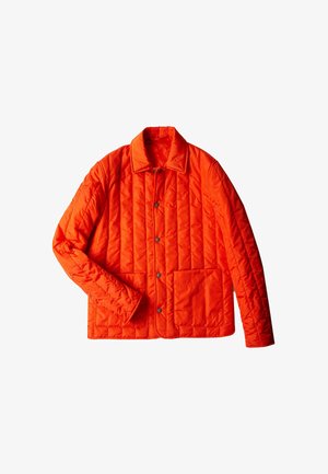 Orangene gesteppte Jacke mit spitzem Kragen, vorderen Druckknöpfen und zwei Seitentaschen. Sie zeichnet sich durch eine glatte, glänzende Textur aus.