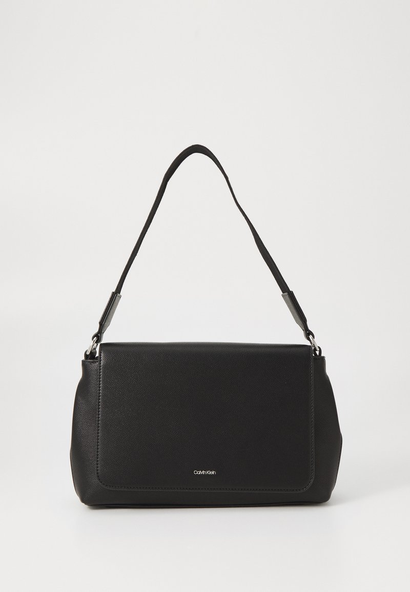 Borsa a tracolla in pelle nera con design piatto, tracolla regolabile e dettagli in metallo argentato. Presenta una superficie liscia e una patta anteriore.