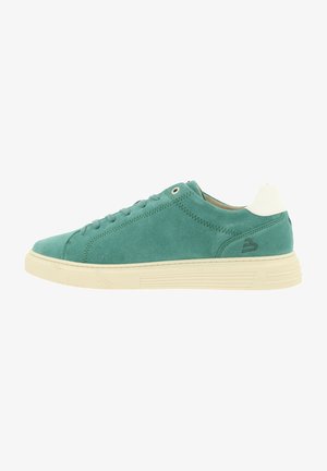 Teal suede sneaker met een crèmekleurige rubberen zool, ronde neus en oogjes. Bevat subtiele stikdetails en een logo op de hiel.
