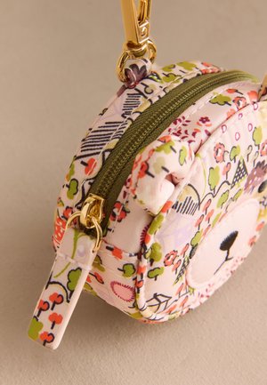 Guľatý textilný púzdro v ružovej farbe s kvetinovými vzormi, zelený zips a zlaté kovanie. Na prednej strane je dizajn medveďovej tváre a plochý popruh.