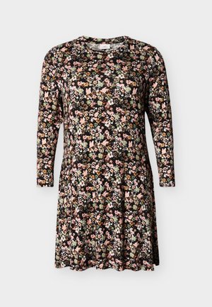 Robe noire à fleurs avec manches longues, arborant un mélange de fleurs colorées, un col rond et une silhouette fluide. Texture de tissu doux.