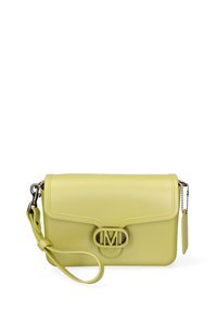 Borsa a tracolla in faux leather gialla con un flap magnetico, dotata di logo embossato, strap in catena e portachiavi laterale.