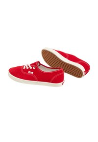 Rode suède low-top sneakers met witte veters, cremekleurige rubberen zolen en zichtbare stiksels. Bevat een gestructureerde gum-buitenzool.