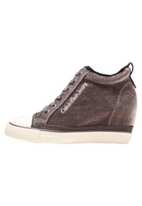 Hochschnitt Wedge-Sneaker aus grauem Samt mit weißer Gummikappe und Sohle. Verfügt über fünf Ösen und eine geprägte Markenkennzeichnung an der Seite.