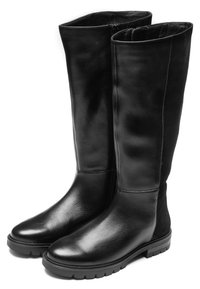 Een paar hoge zwarte leren laarzen met afgeronde neuzen, platte rubberen zolen en ritssluitingen aan de zijkant, rechtopstaand op een witte achtergrond.