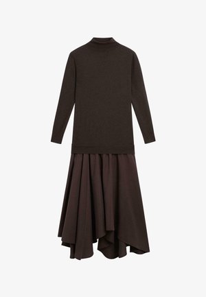 Brązowa sukienka z długim rękawem i golfem, z rozkloszowaną, asymetryczną spódnicą oraz miękką, fakturowaną tkaniną.