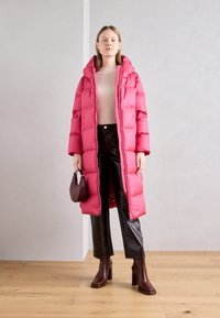Marc O'Polo COAT FIXED HOOD WELT POCKETS SIDE SLITS BACKPACK BELTS - Páperový kabát - sundown