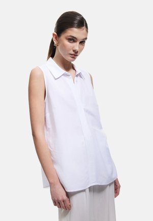 Weiße, ärmellose Bluse mit kragenförmigem Ausschnitt, vorderer Knopfverschluss und glatter Textur. Verfügt über eine lockere Passform und klare Linien.
