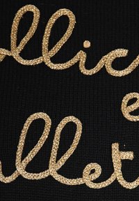 Tessuto nero testurizzato con lettering in corsivo scintillante dorato. Le parole "lic e alle" sono in evidenza, con dimensioni e riccioli delle lettere variabili.