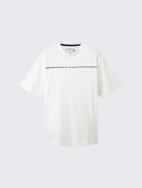 Λευκό βαμβακερό T-shirt με κοντά μανίκια, στρογγυλή λαιμόκοψη και μια οριζόντια ναυτική ρίγα που εμφανίζει κείμενο της μάρκας στο στήθος.