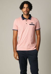 Niet geselecteerd, Dirty Pink