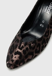Black and bronze leopard print pump with a pointed toe, textured finish, perforated insole, and comfort branding inside. Size 41/2, G width.