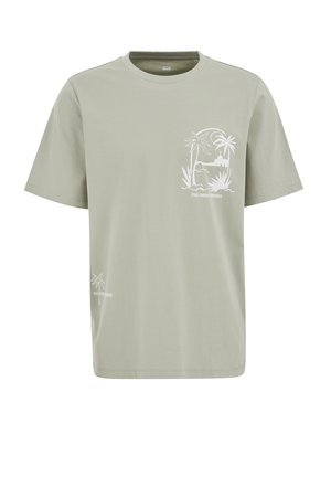 Jasnozielona koszulka z krótkim rękawem z białym nadrukiem palmy i wyspy na lewej piersi oraz małym motywem palmy przy dolnym brzegu.
